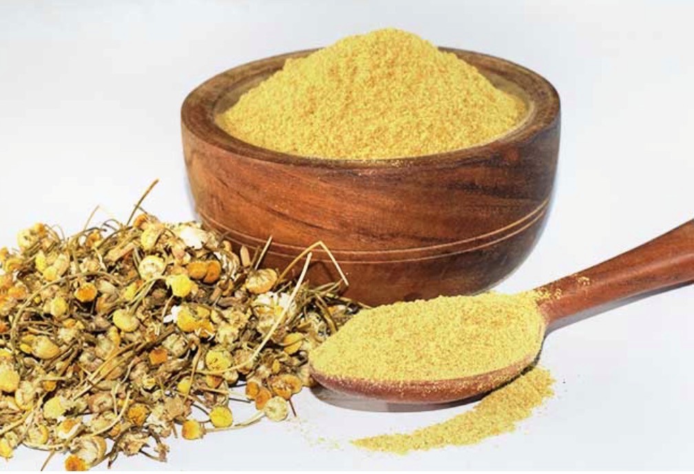 Chamomile powder and dried chamomile flowers